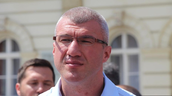 Policija pred bolničkom sobom 